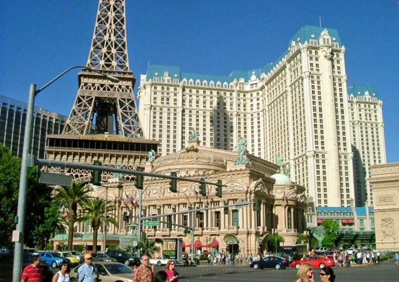 The Best Places to People Watch (and Eat & Drink) on the Las Vegas Strip | TheCulinaryTravelGuide.com