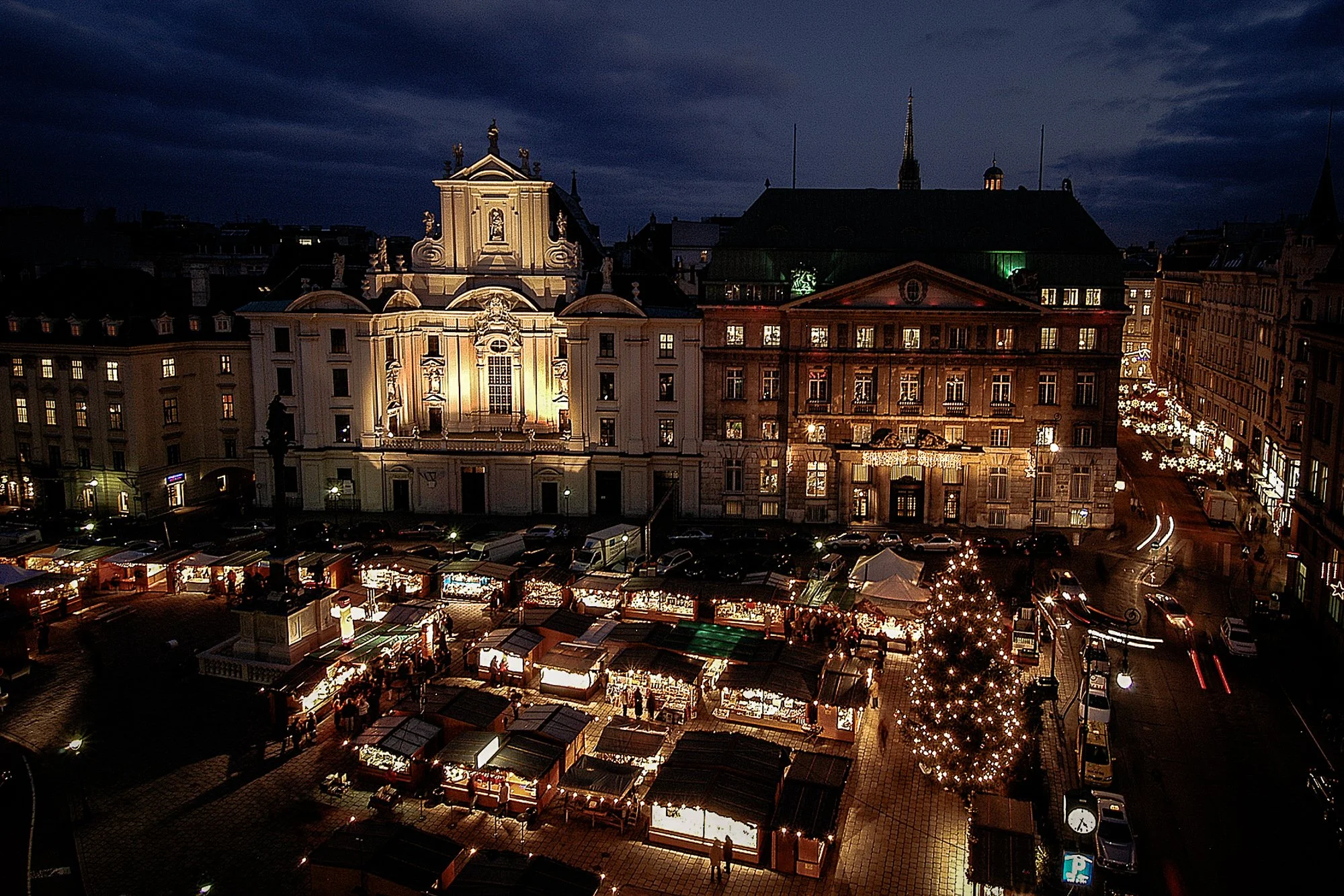 Overhead view of the Vienna Christmas Market am Hof