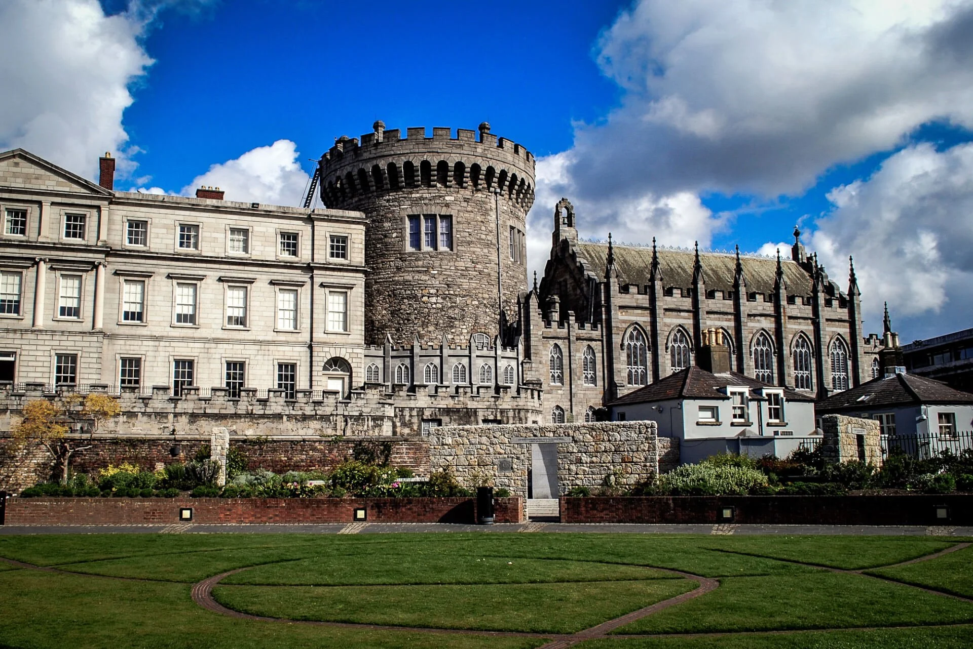 2 Days in Dublin: Dublin Castle on sunny day with green grass in foreground
